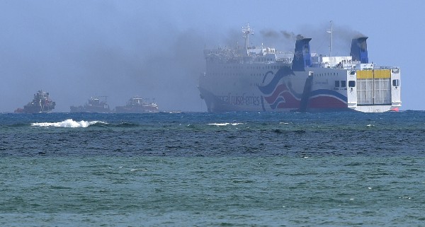 Una colomna de humo sale del crucero Caribbean Fantasy en la costa de Puerto Rico. (Foto Prensa Libre: AP)