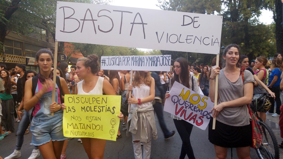 Mujeres marchan con pancartas la semana última en Mendoza, Argentina, para exigir justicia por el doble crimen. (Foto Prensa Libre: EFE).