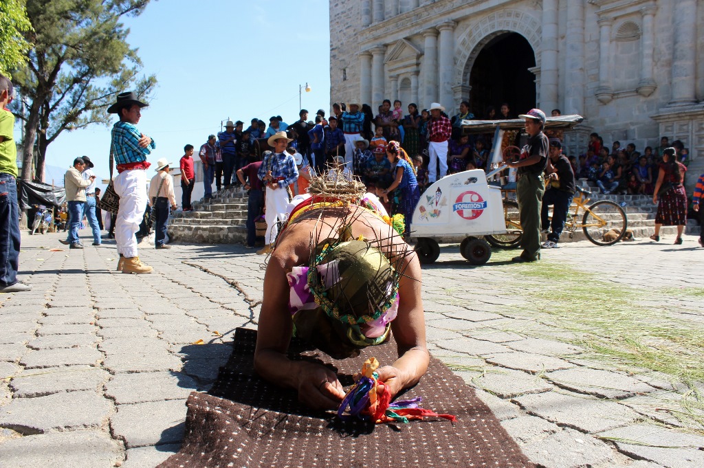Penitentes gateadores mantienen ancestral tradición en San Andrés Sajcabajá, Quiché. (Foto Prensa Libre: Óscar Figueroa)
