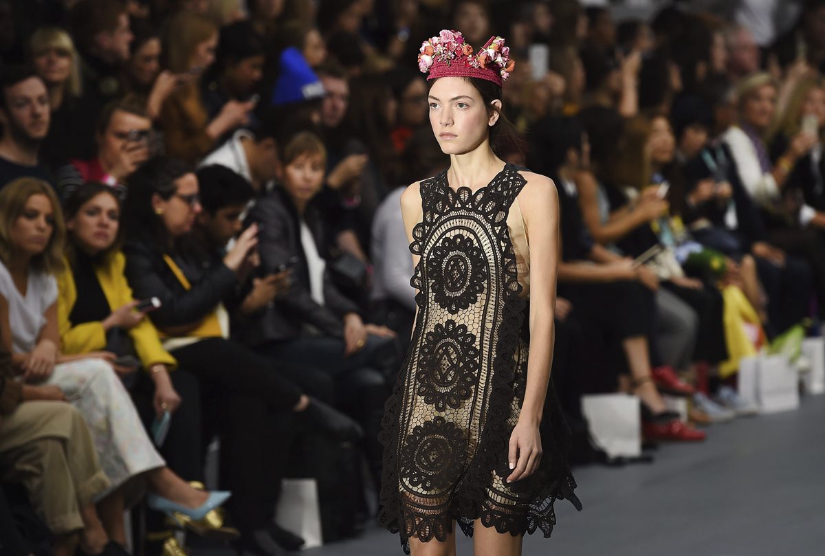 Una moodelo desfila con las creaciones del diseñador turco Bora Aksu durante la Semana de la Moda de Londres. (Foto Prensa Libre: EFE).