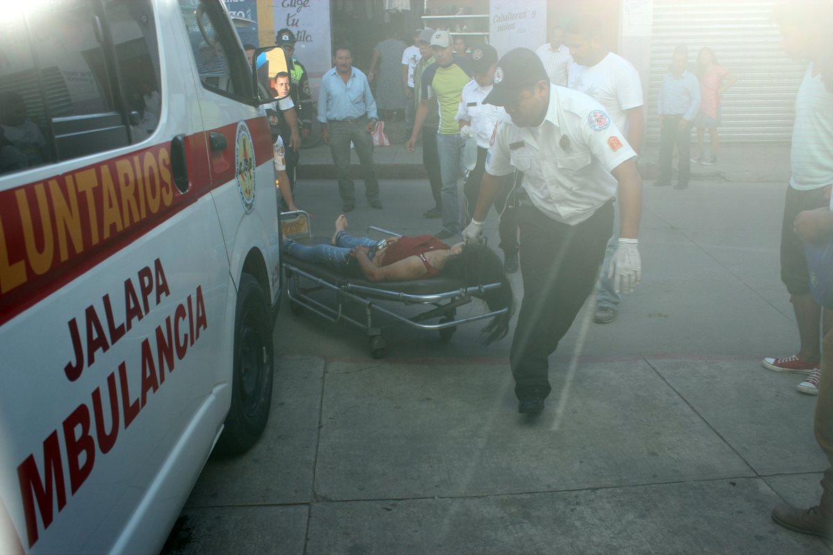Los Bomberos Voluntarios trasladaron a las dos víctimas que fueron atacadas en Jalapa, durante la inauguración de un pozo. (Foto Prensa LIbre: Hugo Oliva)
