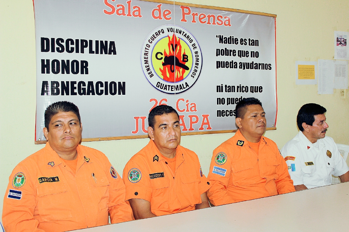 Socorristas del Cuerpo de Bomberos de El Salvador  informan sobre personas inescrupulosas que piden dinero en nombre de esa institución, en Jutiapa. (Foto Prensa Libre: Óscar González)