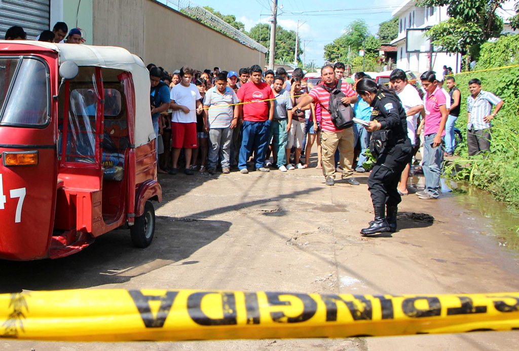 Autoridades resguardan el lugar donde murió baleado Fausto Guzmán, en Retalhuleu. (Foto Prensa Libre: Rolando Miranda)