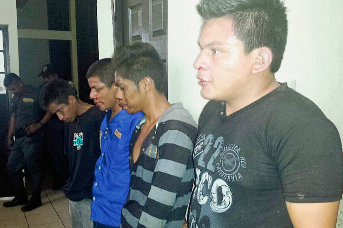Los cuatro presuntos  asaltabuses capturados en Escuintla. (Foto Prensa Libre: Enrique Paredes)