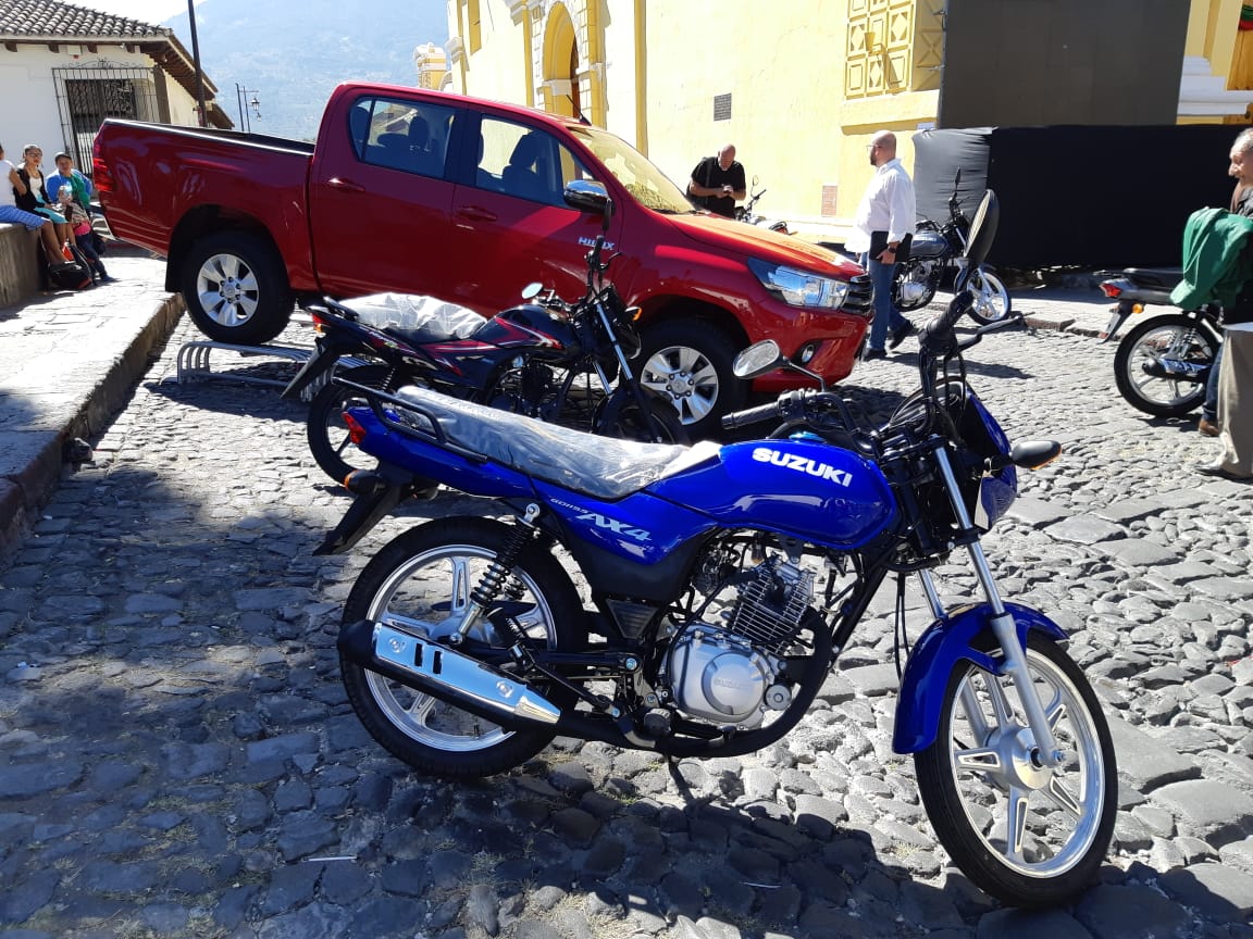 Diez motocicletas y un picop son parte de los premios en la rifa un millón de amigos. (Foto Prensa Libre: Julio Sicán)