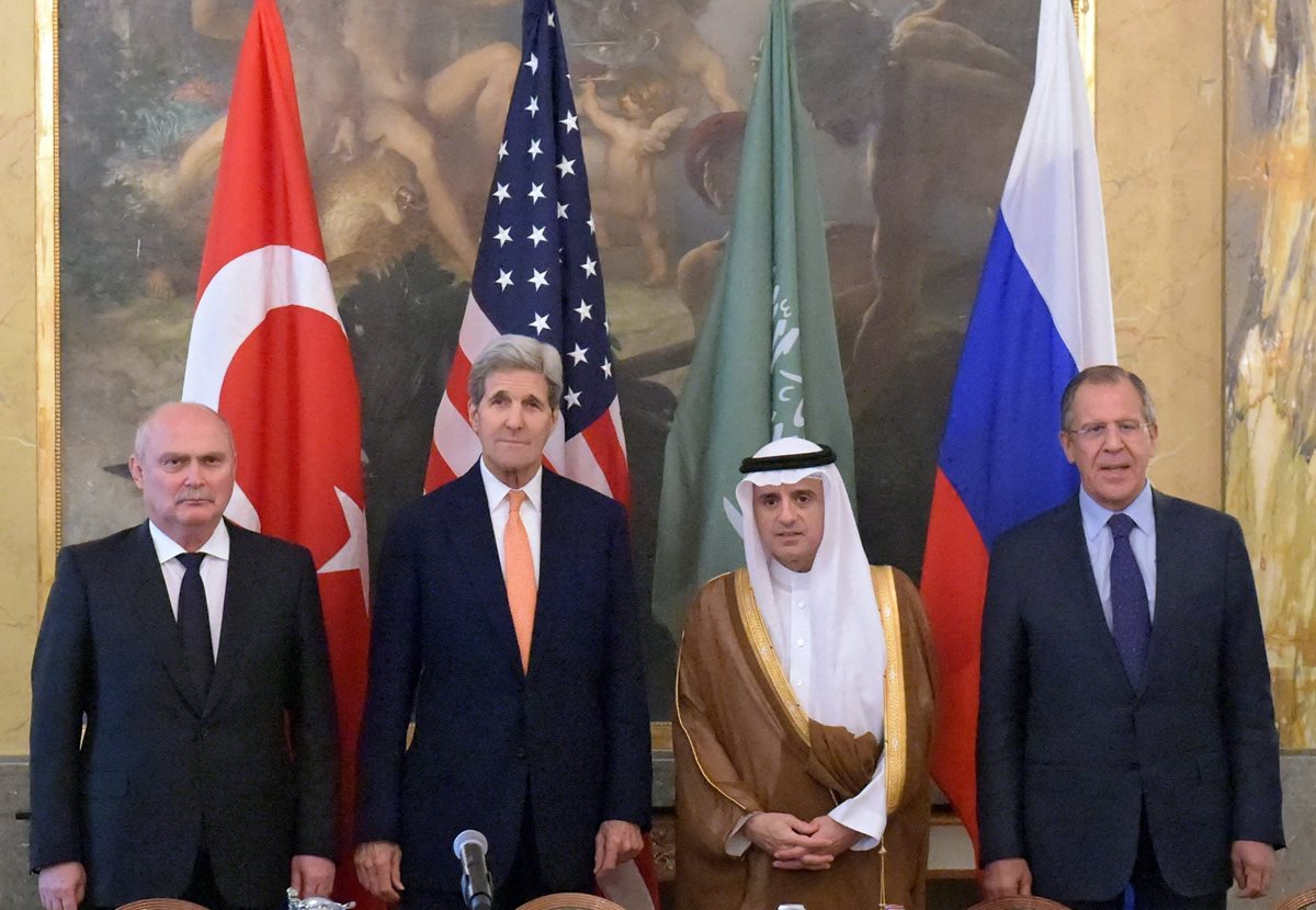Los ministros de exteriores posan para la foto. De izquierda a derecha, Adel Al Jubeir de Turquía, John Kerry de EE. UU., Feridun Sinirlioglu, Arabia Sadí y Serguéi Lavrov de Rusia. (Foto Prensa Libre: EFE).