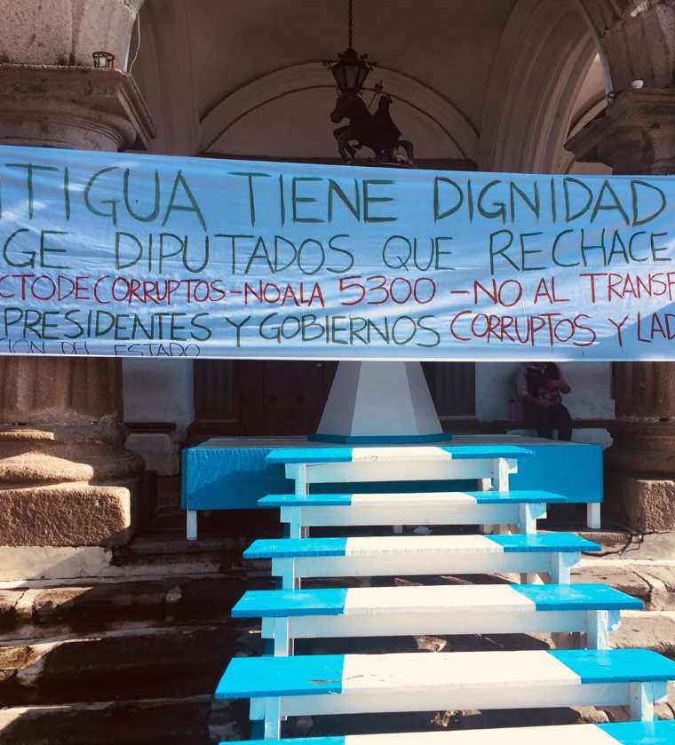 Los integrantes del colectivo colocaron la pancarta de protesta frente al palacio Municipal de Antigua Guatemala, Sacatepéquez.  (Foto Prensa Libre: Julio Sicán)