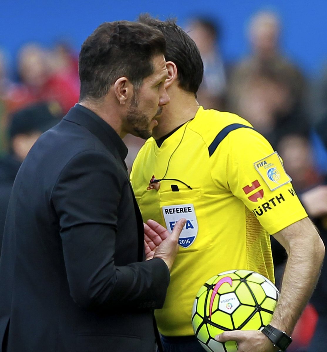 El árbitro Mateu Lahoz habla con el entrenador del Atlético de Madrid, Diego Simeone, al ser expulsado. (Foto Prensa Libre: EFE)