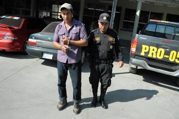 Humberto Morales fue detenido, acusado de violación, cuando tramitaba su carencia de antecedentes policíacos. (Foto Prensa Libre: Hugo Oliva)<br _mce_bogus="1"/>