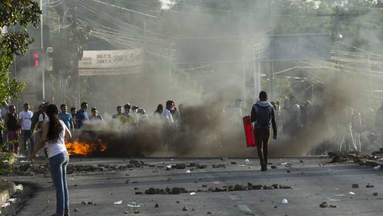 Decenas de manifestantes toman una avenida universitaria el 28 de abril en Managua, Nicaragua. (Foto Prensa Libre:EFE)