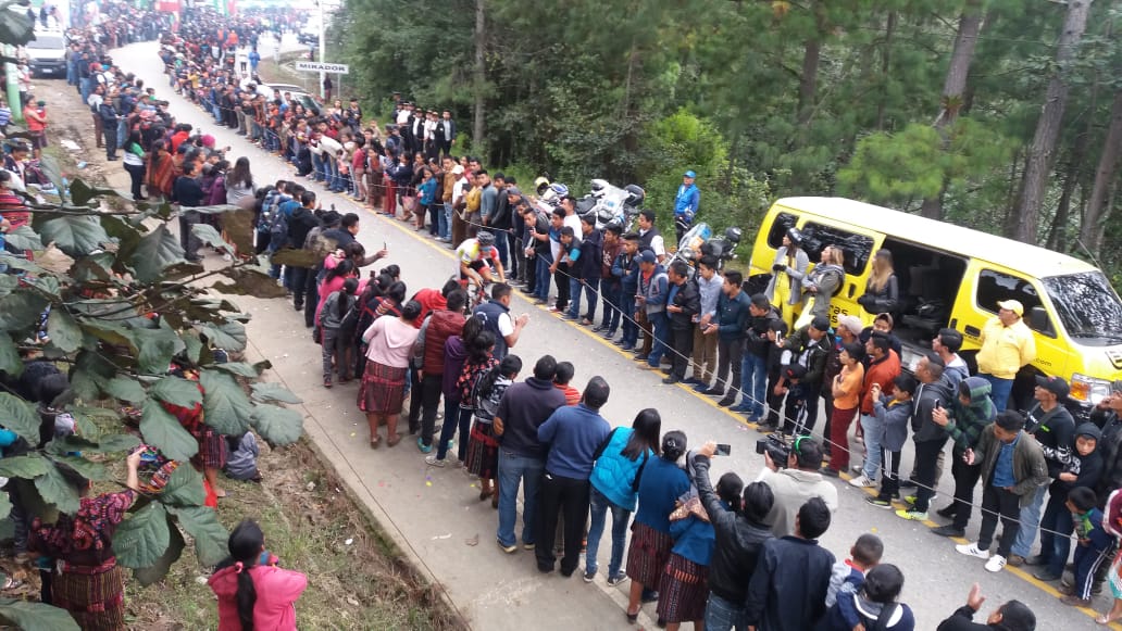 Cientos de personas aplaudieron a los ciclistas en la octava etapa. (Foto Prensa Libre: Norvin Mendoza).