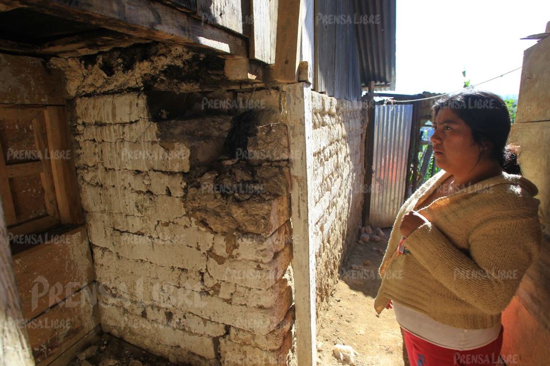 Una mujer observa la destrucción en su vivienda después del terremoto de anoche. (Foto Prensa Libre: Álvaro Interiano)