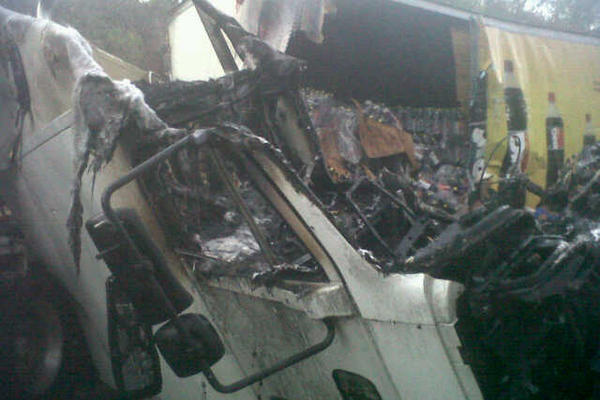 Tráiler accidentado en el kilómetro 86 de la ruta al Altántico, San Agustín Acasaguastlán. (Foto Prensa Libre: Bomberos Municipales) <br _mce_bogus="1"/>