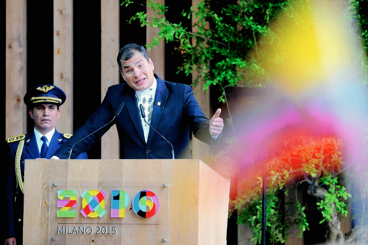 Presidente de Ecuador Rafael Correa habla con motivo del Día Nacional del Ecuador en Milán, Italia. (Foto Prensa Libre:AP).