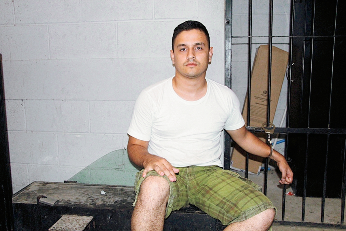 Carlos Sosa  fue aprehendido por agentes de la PNC en Poptún, Petén, cuando conducía un camión con reses robadas. (Foto Prensa Libre: Walfredo Obando)