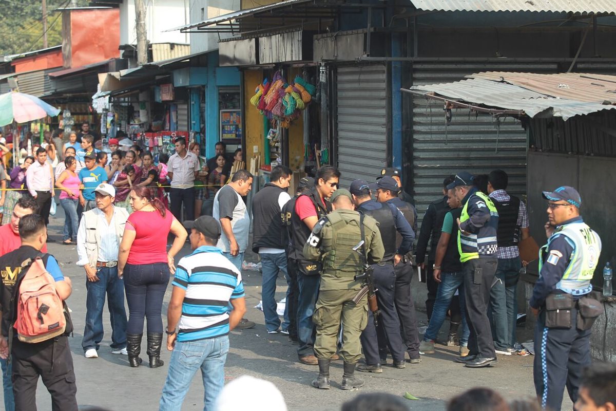 Nery Geovani Solórzano López murió en el lugar del ataque en el antiguo mercado de Villa Nueva. (Foto Prensa Libre: Álvaro Interiano)