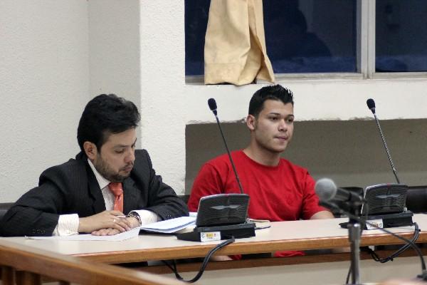 El  SINDICADO escucha      la sentencia  en un juzgado de Jalapa.