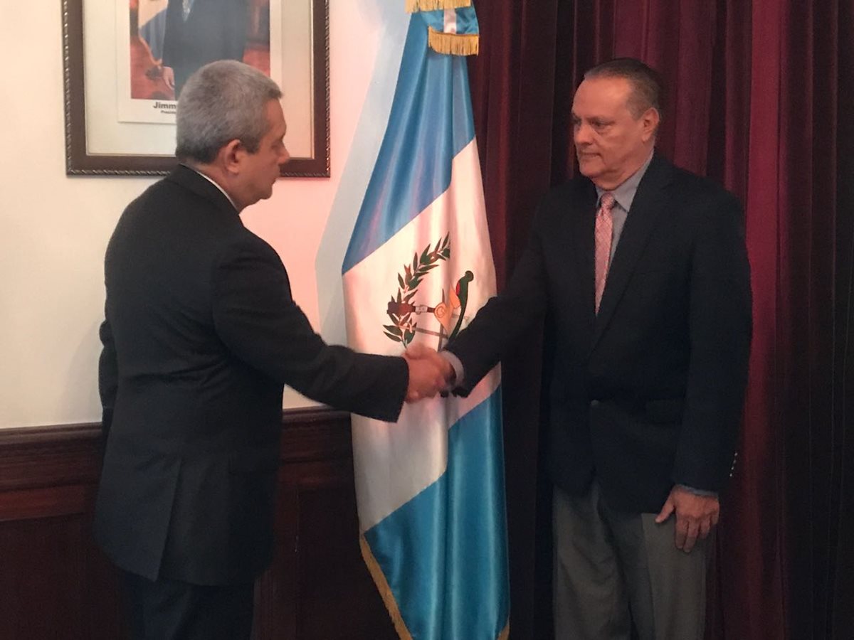Carlos Enrique Soto Menegazzo al momento de su nombramiento como ministro de Salud. (Foto Prensa Libre: Presidencia)