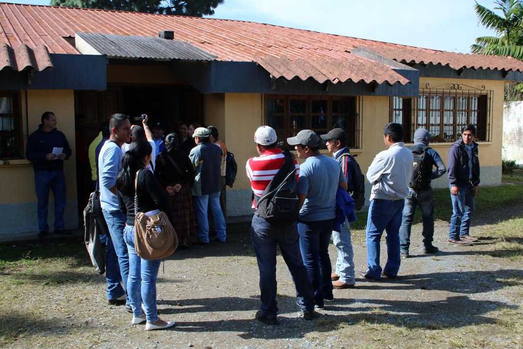 Docentes manifiestan frente a la Dideduc, en Cobán, Alta Verapaz. (Foto Prensa Libre: Eduardo Sam).