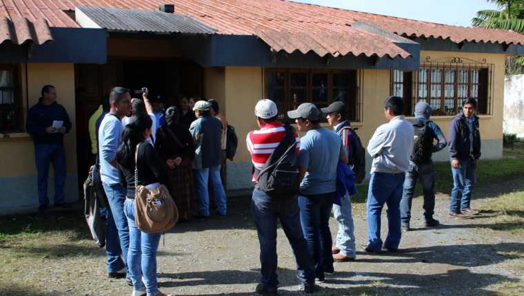 Docentes manifiestan frente a la Dideduc, en Cobán, Alta Verapaz. (Foto Prensa Libre: Eduardo Sam).