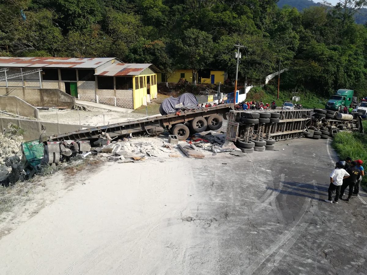 Lugar donde ocurrió el accidente. (Foto Prensa Libre: Enrique Paredes).