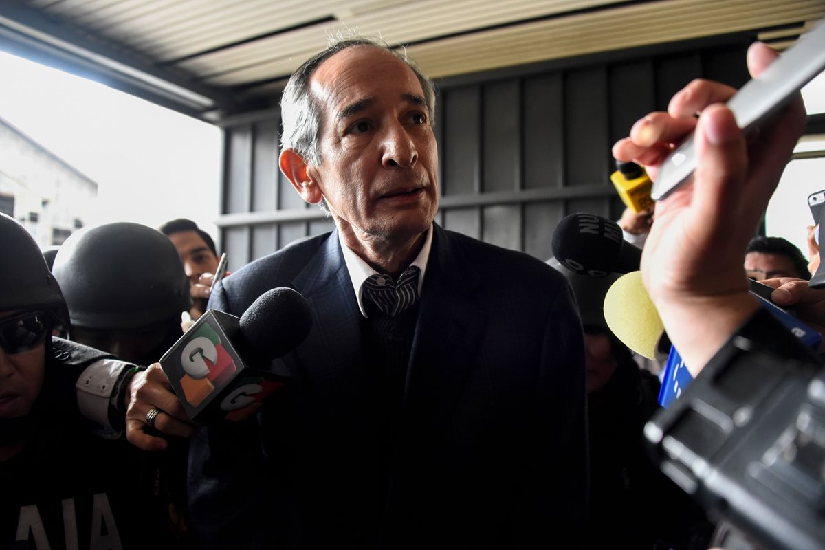 El expresidente Álvaro Colom fue capturado por su supuesta vinculación al caso de corrupción en el Transurbano. (Foto Prensa Libre: AFP)