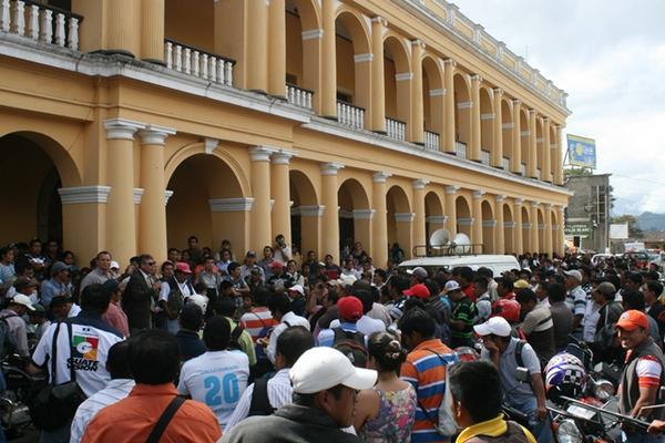 Los docentes organizaron una marcha que culminó en la sede de Gobernación Departamental. (Foto Prensa Libre: Ángel Martín Tax)<br _mce_bogus="1"/>