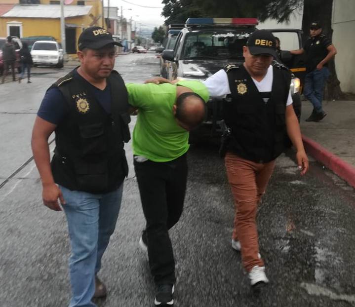 El sospechoso fue detenido mientras caminaba por la zona 1 capitalina. (Foto Prensa Libre: PNC)
