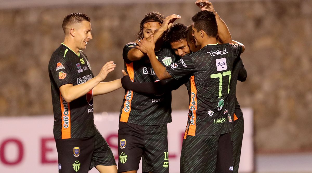 Así festejaron los jugadores de Antigua GFC el gol de Alejandro Galindo. (Foto Prensa Libre: Carlos Vicente)