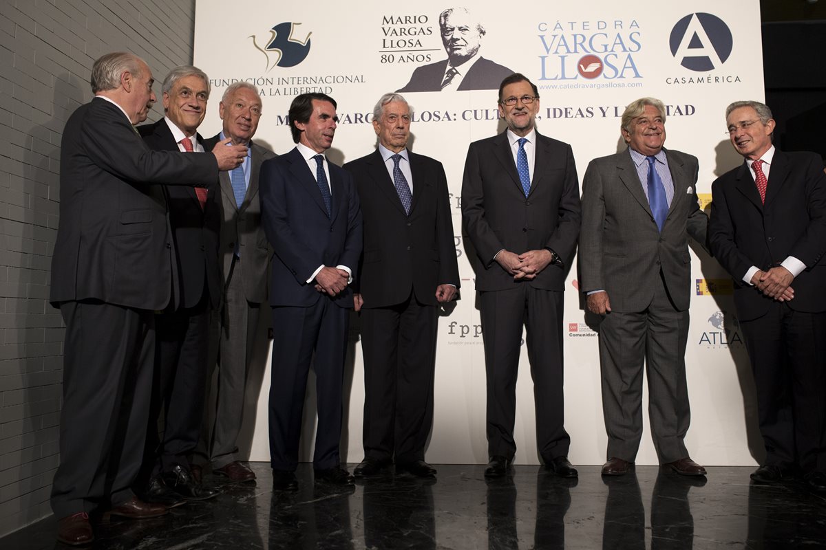 El expresidente Uribe (extremo derecho), participa en el seminario internacional “Mario Vargas Llosa: cultura, ideas y libertad”. (Foto Prensa Libre: AP).