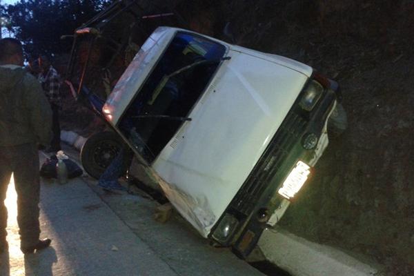 Un picop se accidentó en San Martín Jilotepeque, Chimaltenango y 11 personas resultaron lesionadas. (Foto Prensa Libre: Víctor Chamalé9