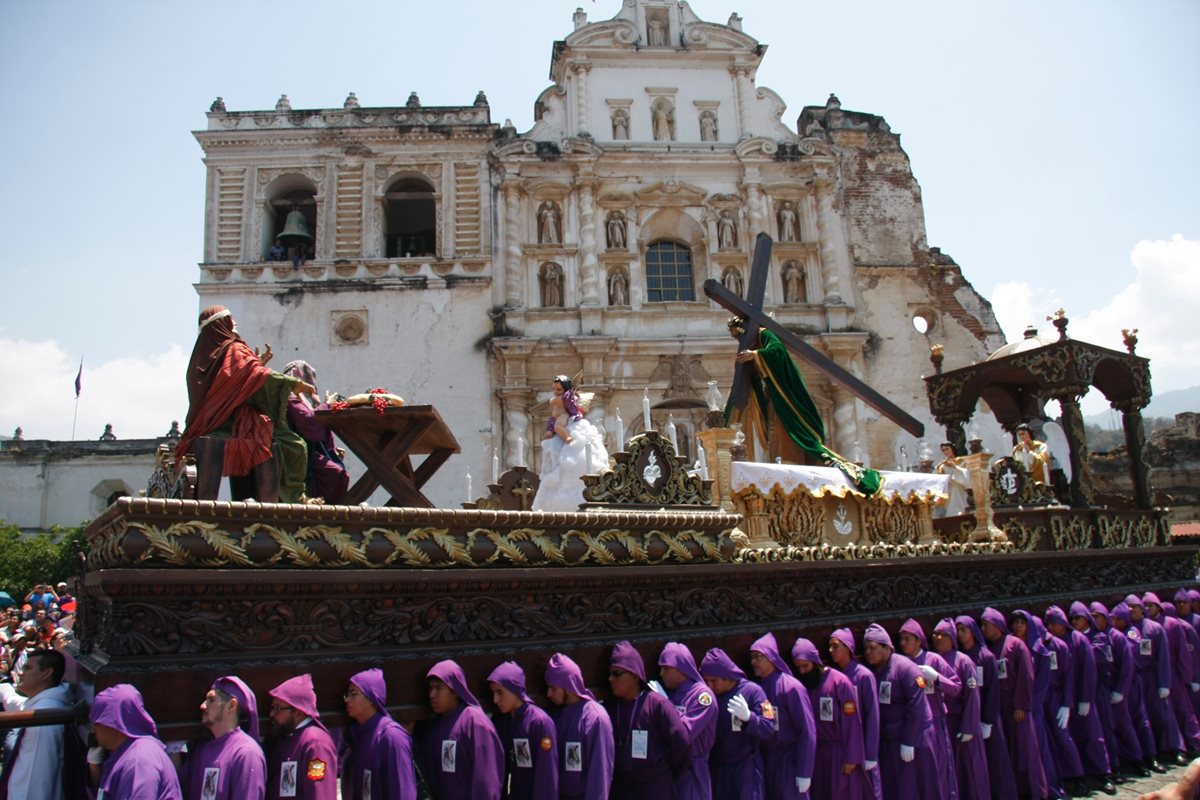 Cortejo procesional de Jesús Nazareno del Perdón, del santuario San Francisco. (Foto Prensa Libre: Renato Melgar)
