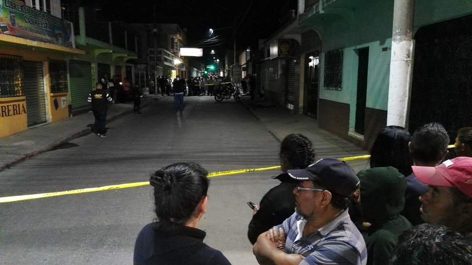 Agentes de la PNC y fiscales de Ministerio Público resguardaron la escena del crimen. (Foto Prensa Libre: Hugo Oliva)
