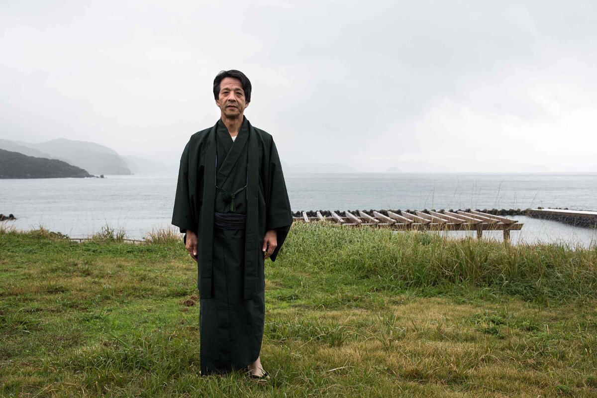 Masatsugu Tanimoto, un japonés 'escondido', usando un kimono, posa para un retrato en un campo por el estrecho de Tsushima en la isla de Ikitsuki en la prefectura de Nagasaki. (Foto Prensa Libre: AFP).