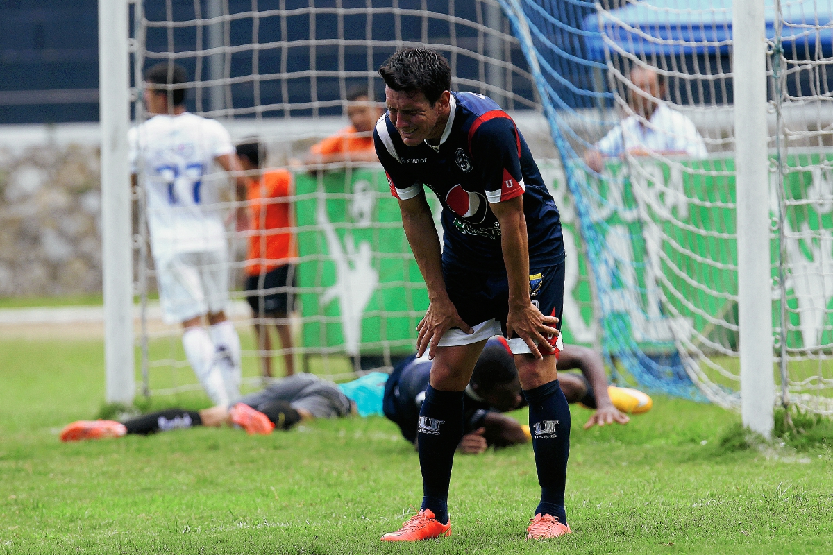 Mario Rodríguez, captado durante el final del partido del domingo en el estadio Revolución, que perdieron 1-2 ante Comunicaciones. (Foto Prensa Libre: Óscar Felipe Quisque)