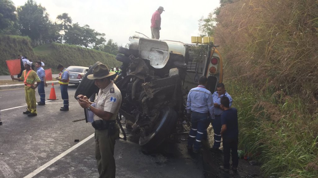 Bus accidentado quedó destruido en el km 45 de la autopista Palín-Escuintla. (Foto Prensa Libre: Enrique Paredes).