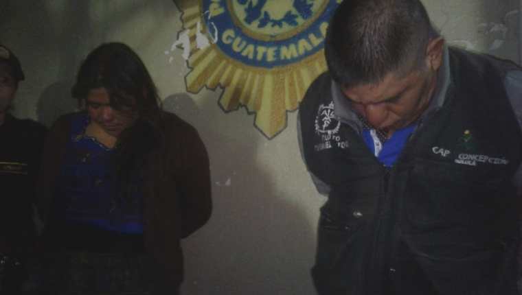 Los dos empleados públicos capturados en Panajachel. (Foto Prensa Libre: Ángel Julajuj).