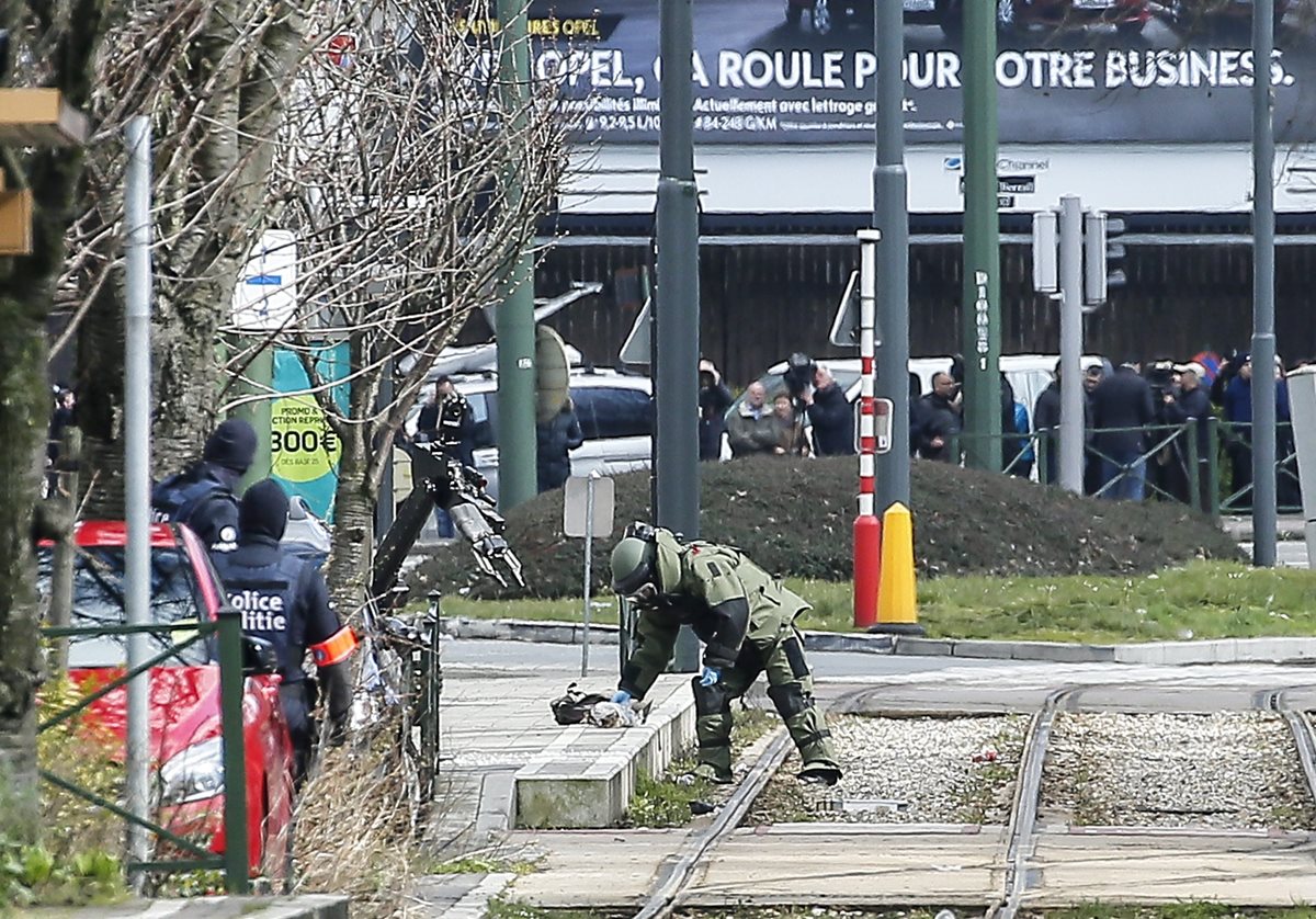 Un especialista registra una mochila sospechosa, en Bruselas. (Foto Prensa Libre: EFE)
