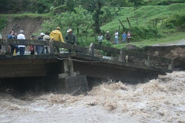 El puente El Jute, en Casillas, Santa Rosa, está a punto de colapsar. (Foto Prensa Libre: Oswaldo Cardona)<br _mce_bogus="1"/>