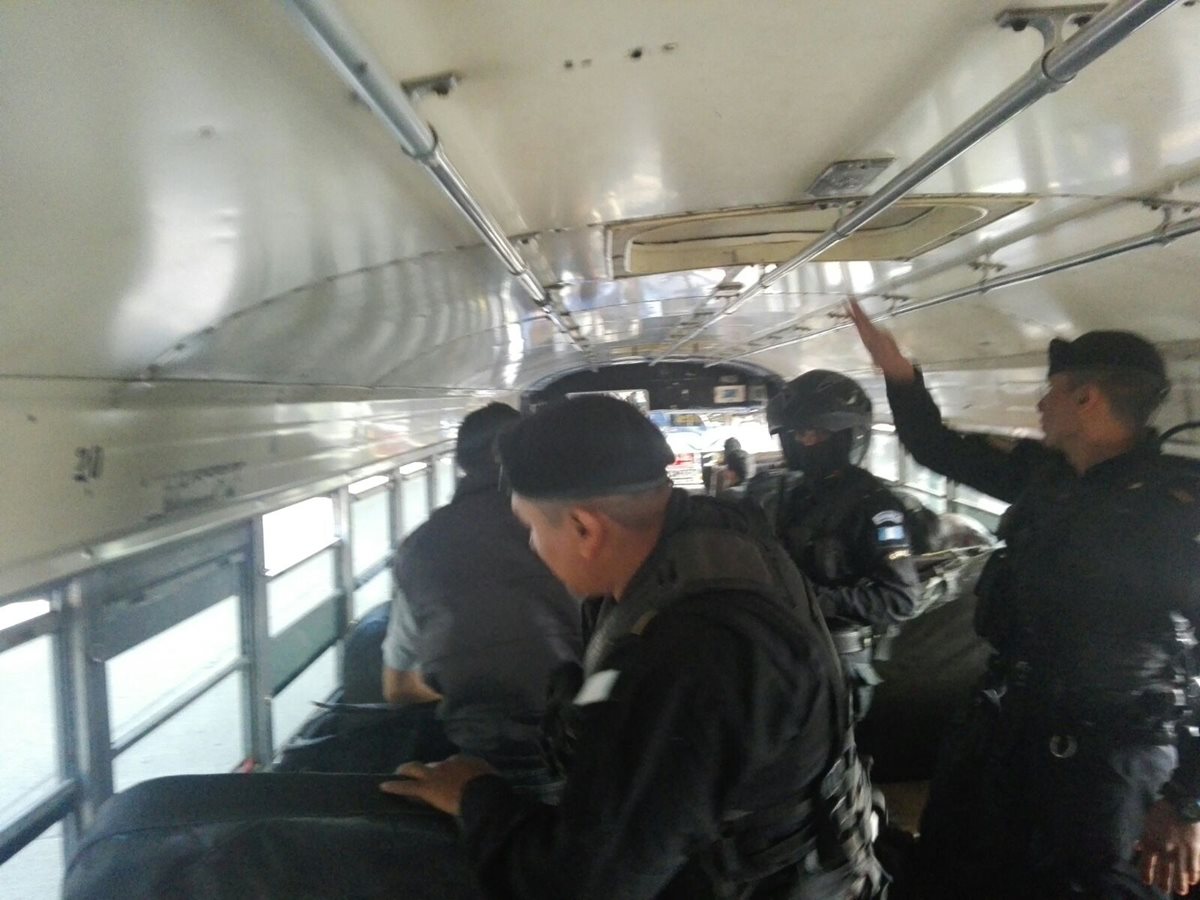 La Policía Nacional Civil compartió en redes sociales un operativo dentro de bus en la zona 6 capitalina. (Foto Prensa Libre: PNC)