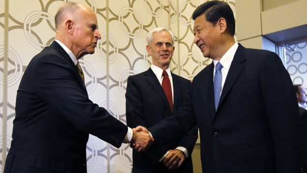 El gobernador de California, Jerry Brown, y el presidente de China, Xi Jinping, se han encontrado en varias ocasiones para hablar sobre el combate al cambio climático. GETTY IMAGES