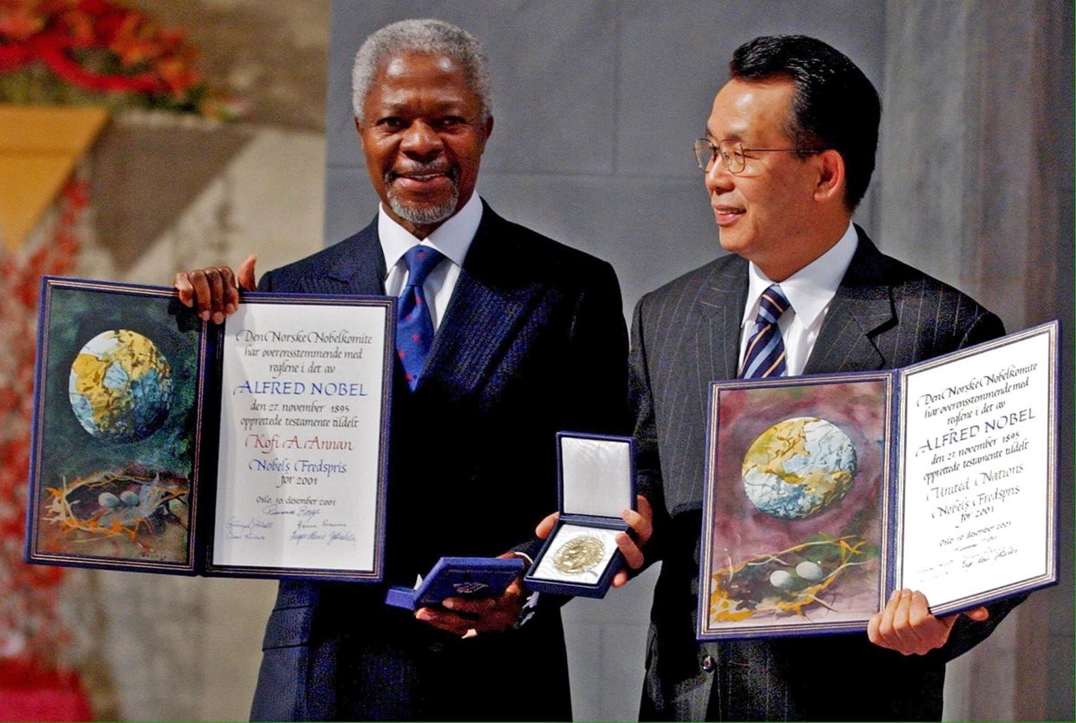Kofi Annan recibió el premio Nobel de la Paz, en Oslo, Noruega, el 10 de diciembre de 2001.
