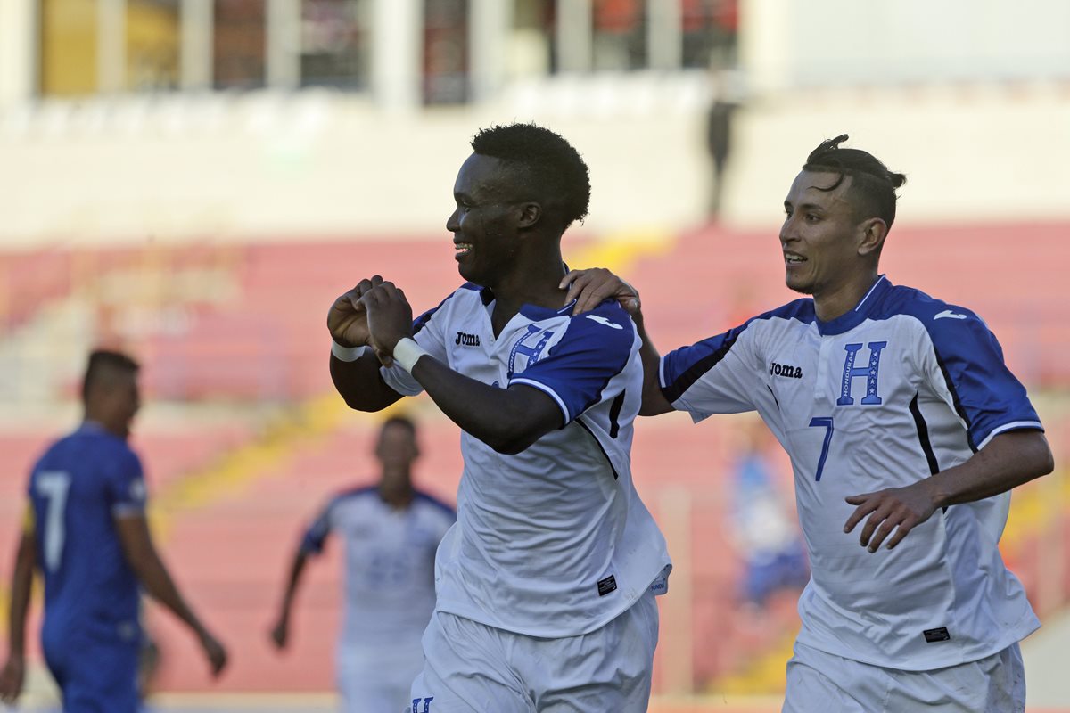 Rubilio Castillo celebra al anotar su segundo gol. (Foto Prensa Libre: AP)