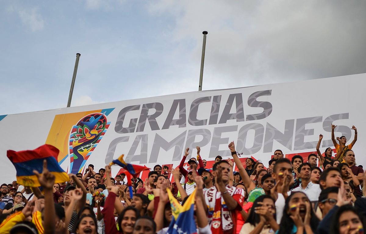 Cientos de aficionados se dieron cita para recibir a la selección de Venezuela, que jugó la final del Mundial Sub-20 de Corea. (Foto Prensa Libre: AFP)