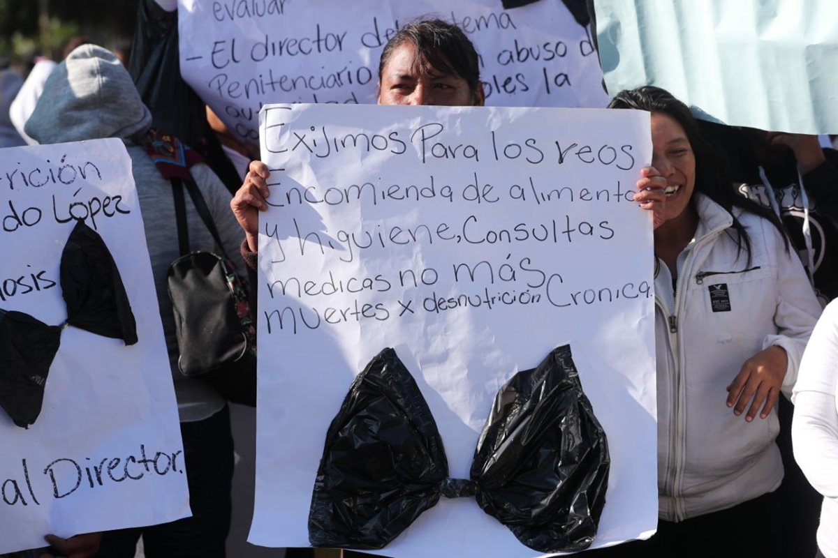 Familiares de privados de libertad del Preventivo de la zona 18 y El Infiernito manifestaron en la Plaza de la Constitución y ante la PDH. (Foto Prensa Libre: Érick Ávila)