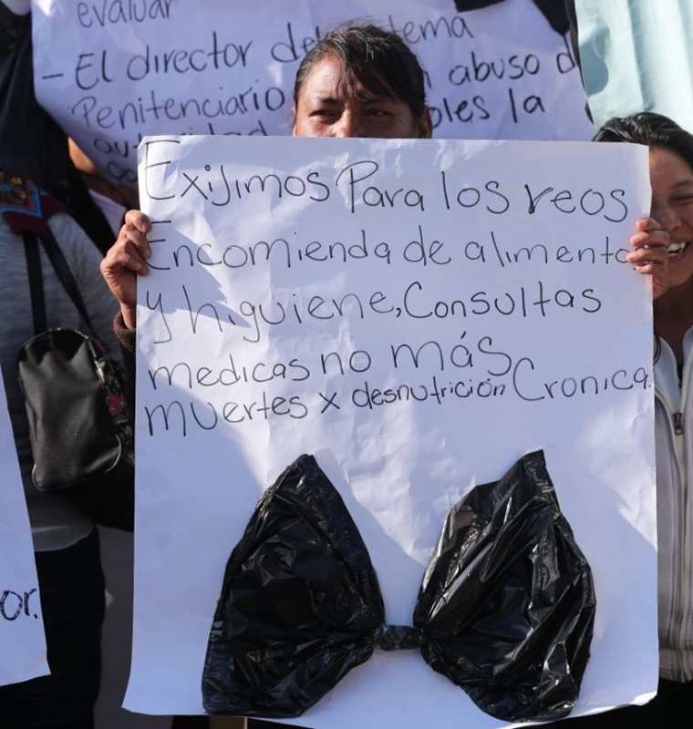 Familiares de privados de libertad del Preventivo de la zona 18 y El Infiernito manifestaron en la Plaza de la Constitución y ante la PDH. (Foto Prensa Libre: Érick Ávila)
