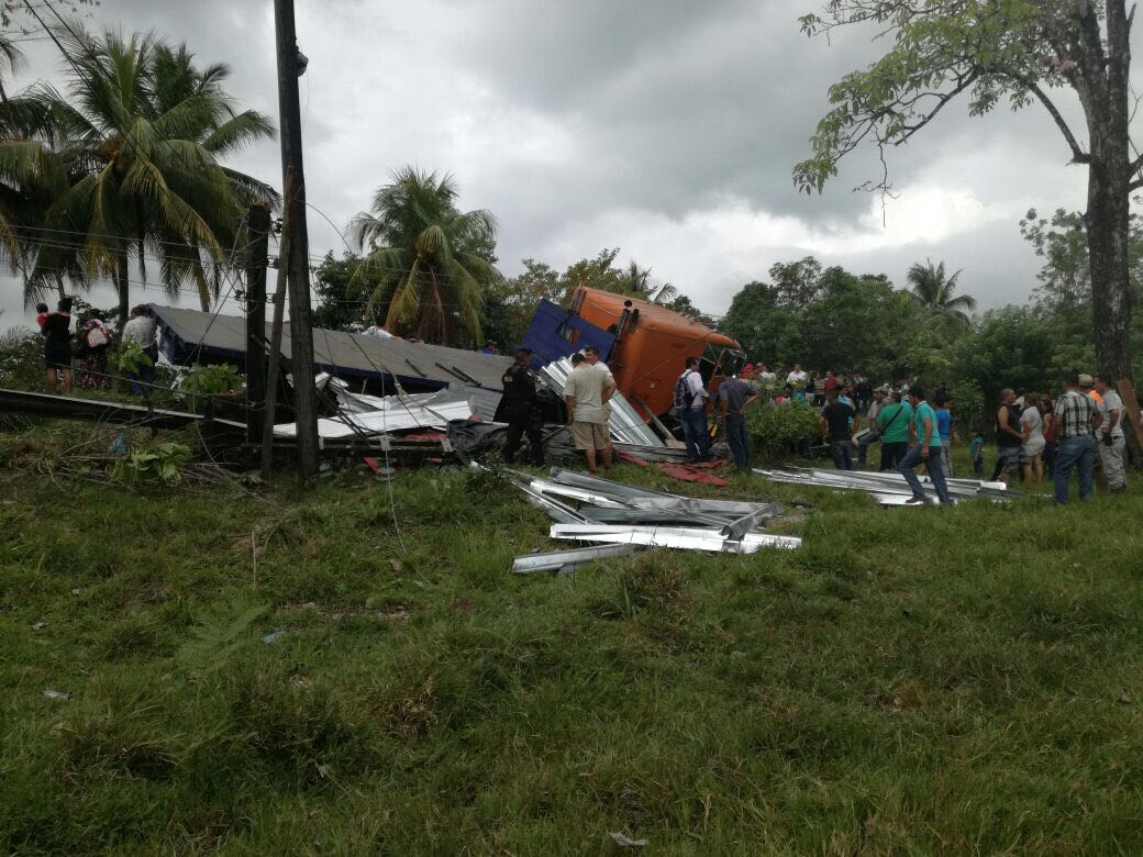 Agentes de la PNC resguardan el km 308 de la ruta a Petén, luego de accidente en Lívingston, Izabal. (Foto Prensa Libre: Dony Stewart)