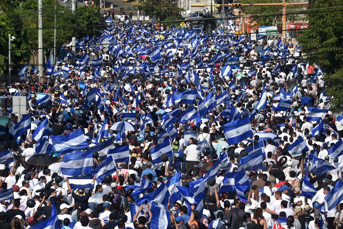 Masiva protesta en Nicaragua exige el fin de la represión y la salida de Daniel Ortega y su esposa del poder. (Foto Prensa Libre: AFP)