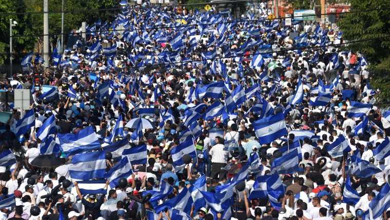 Masiva protesta en Nicaragua exige el fin de la represión y la salida de Daniel Ortega y su esposa del poder. (Foto Prensa Libre: AFP)