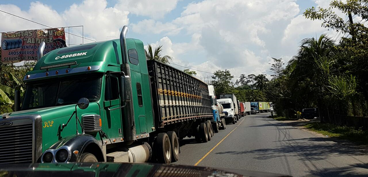 Una larga fila de vehículos de carga se observa en la ruta a Petén y Puerto Barrios por el bloqueo en La Ruidosa, Morales. (Foto Prensa Libre: Dony Stewart)